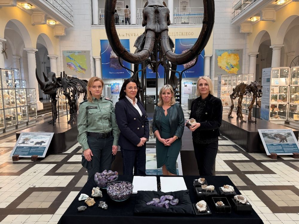 cztery kobiety pozują do zdjęcia w muzeum geologicznym