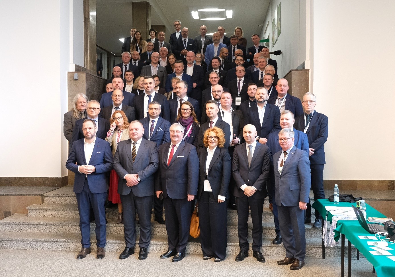 grupa ludzi pozujących do zdjęcia 