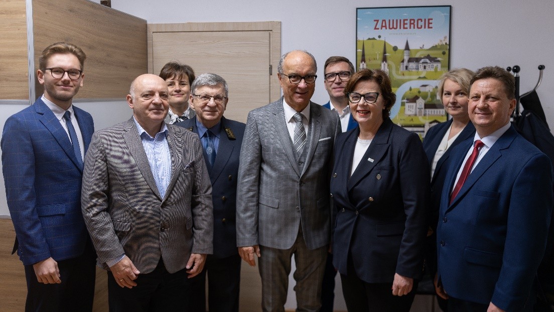 grupa ludzi pozujących do zdjęcia 