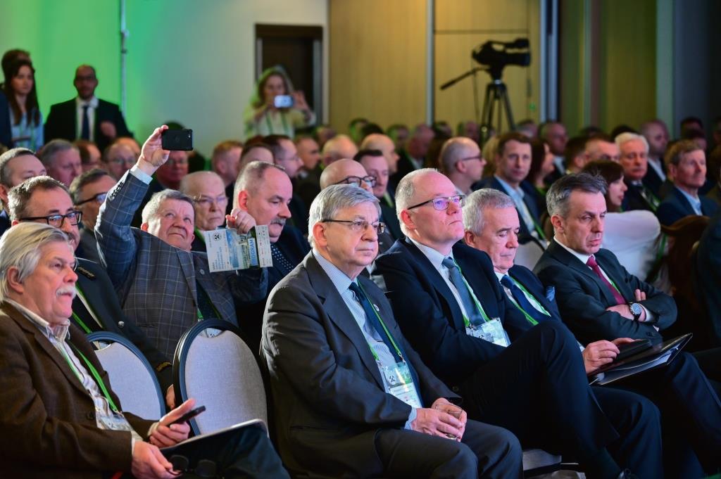 ludzie siedzący na sali konferencyjnej