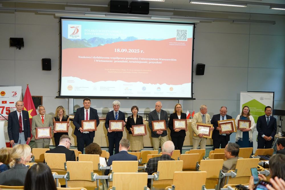 grupa ludzi pozujących do zdjęcia 