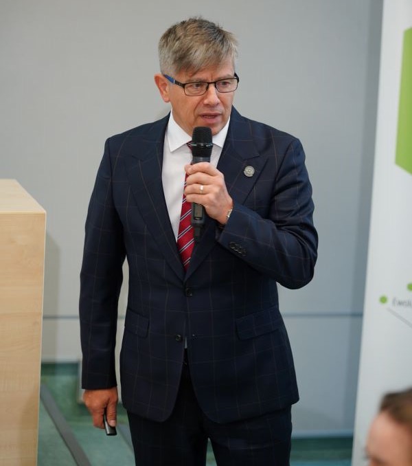 mężczyzna z mikrofonem w ręce 