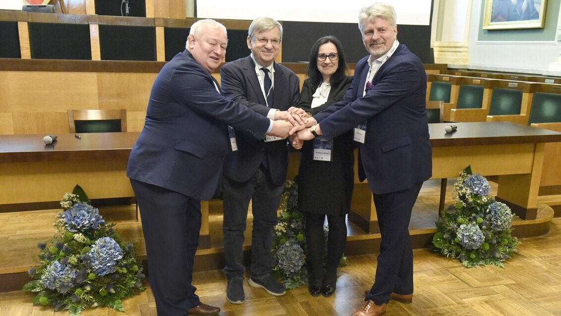 kilka ludzi ściska sobie ręce