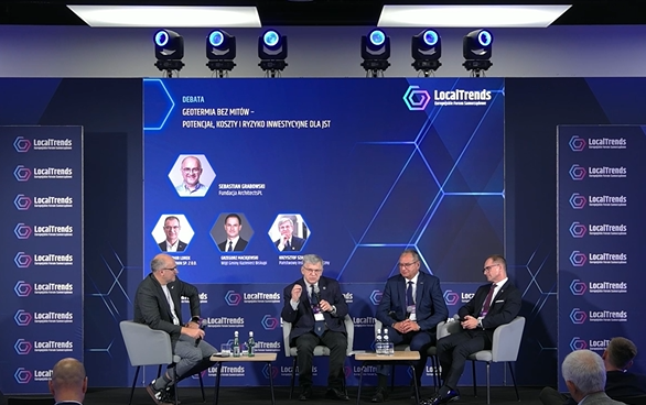 panel dyskusyjny z kilkoma uczestnikami