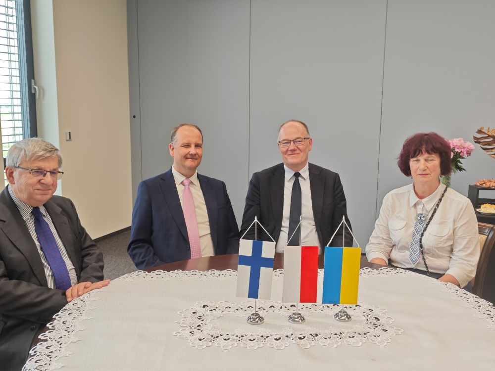 grupa ludzi pozujących do zdjęcia na zewnątrz