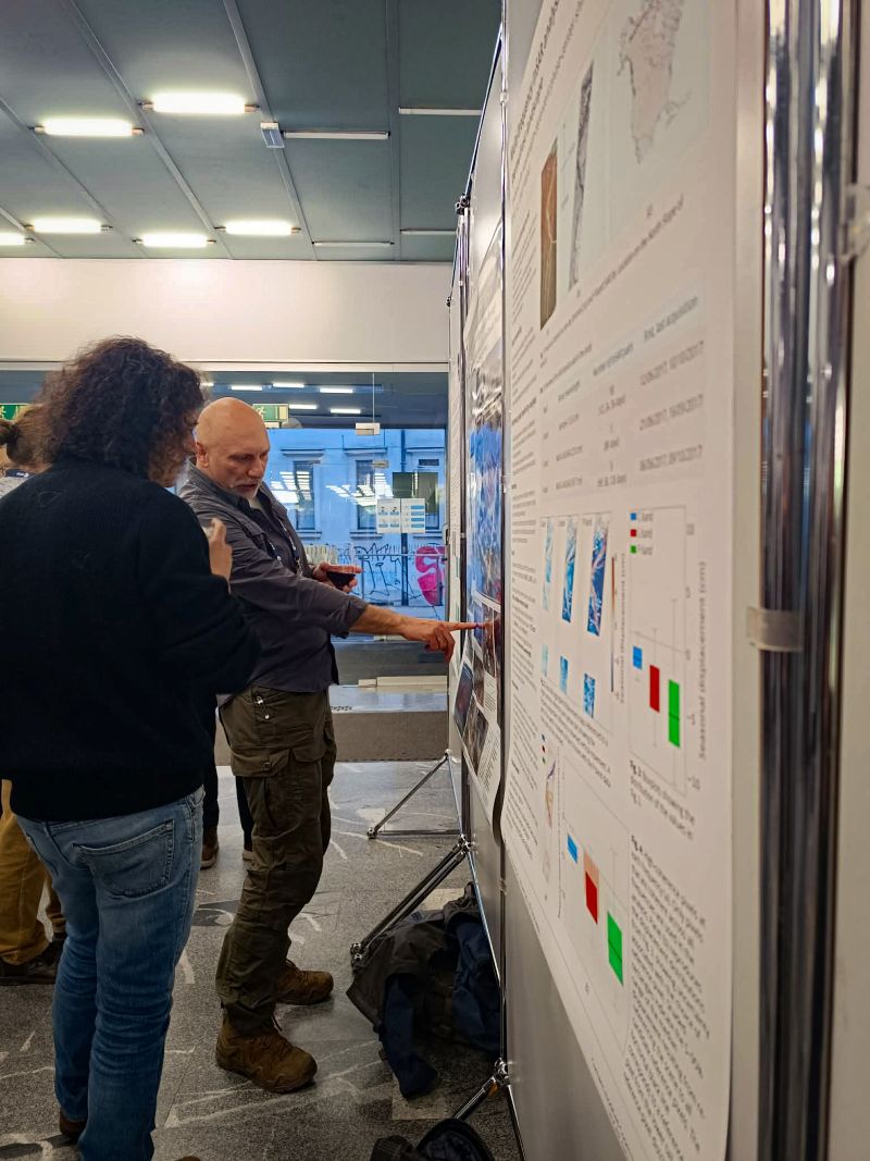 męzczyzna objaśnia poster