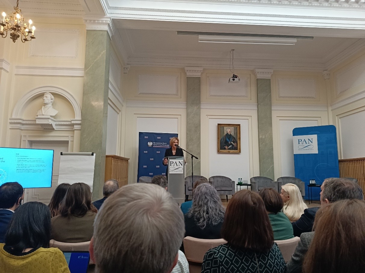 kobieta wygłasza prezentację do mikrofonu