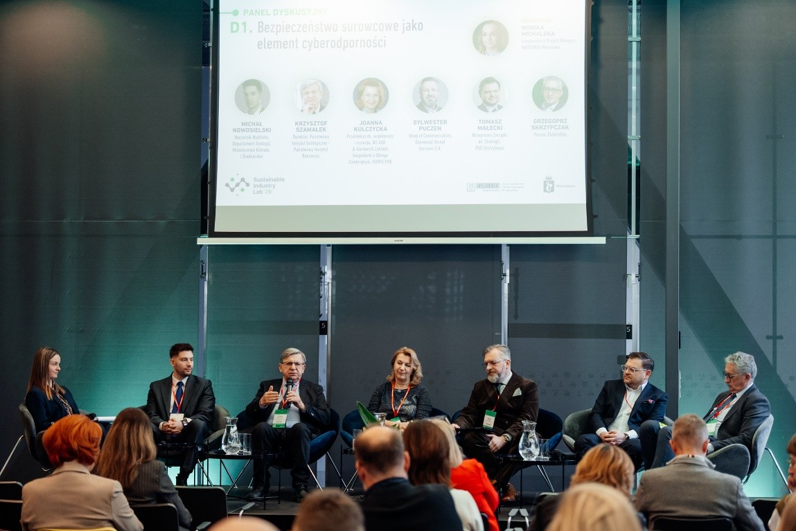 panel dyskusyjny z kilkoma uczestnikami 