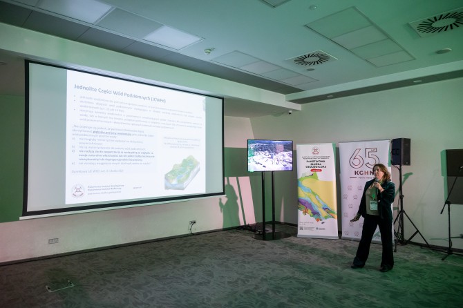 kobieta wygłasza prezentację do mikrofonu