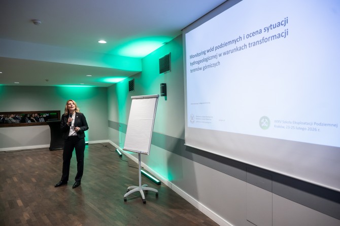 kobieta wygłasza prezentację do mikrofonu