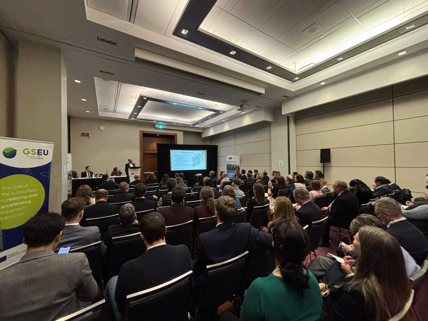 sala konferencyjna wypełniona słuchaczami