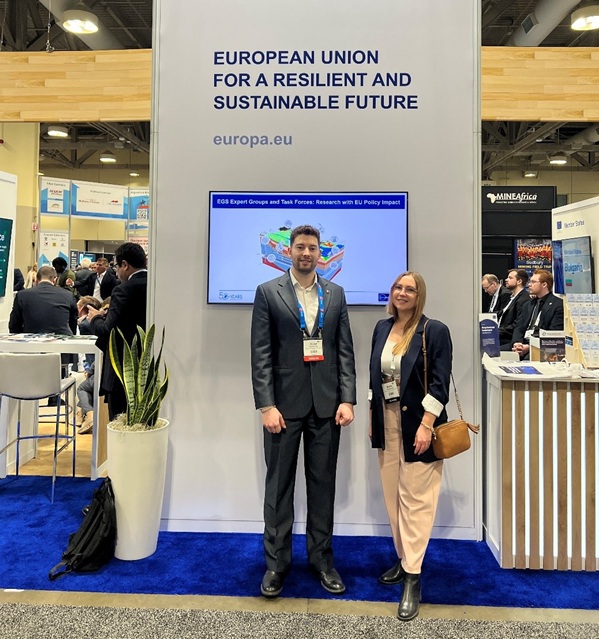 dwie osoby pozują do zdjęcia