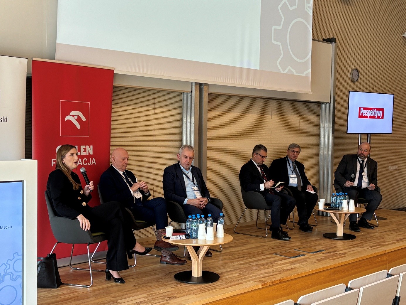 panel dyskusyjny z kilkoma uczestnikami