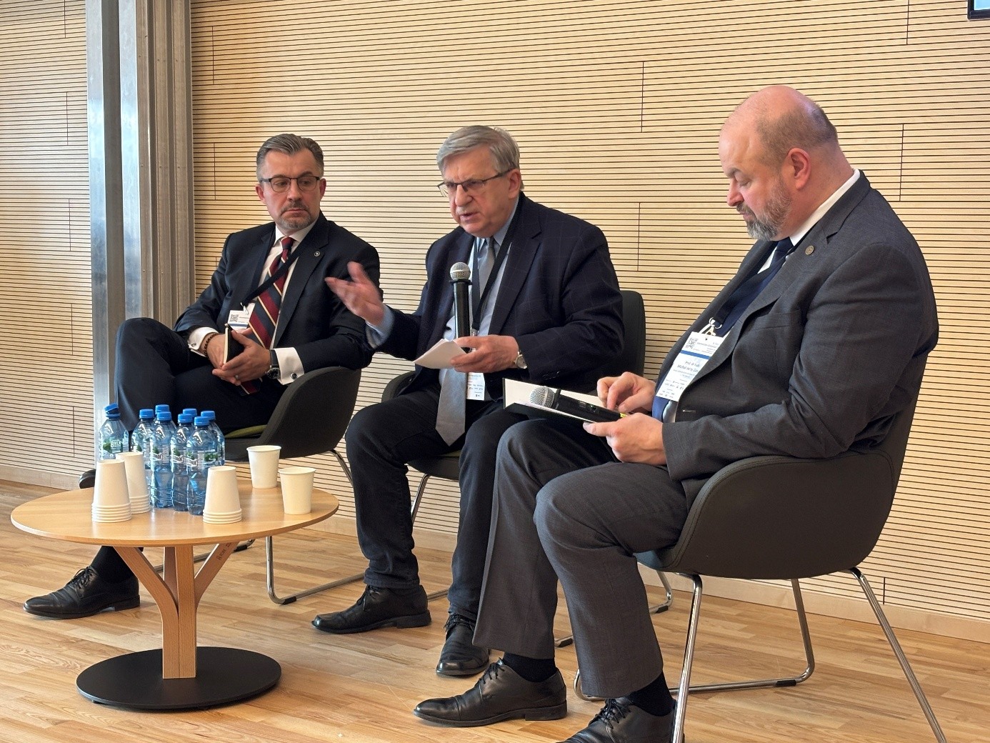 panel dyskusyjny z kilkoma uczestnikami