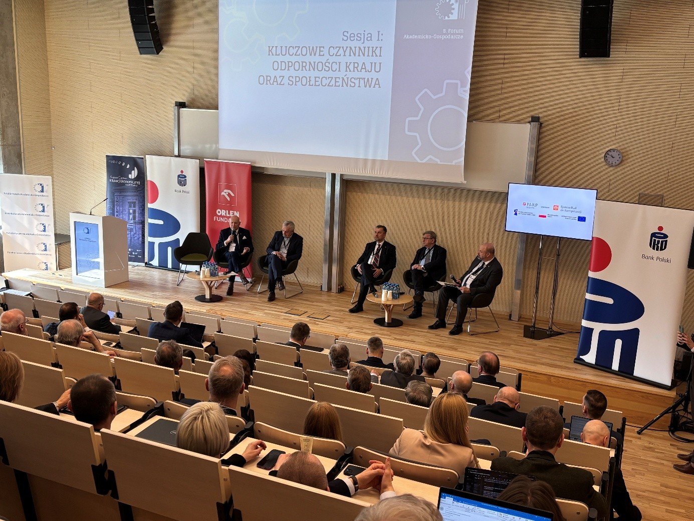 sala konferencyjna wypełniona słuchaczami