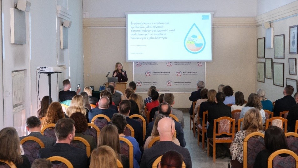 kobieta wygłasza prezentację do mikrofonu 