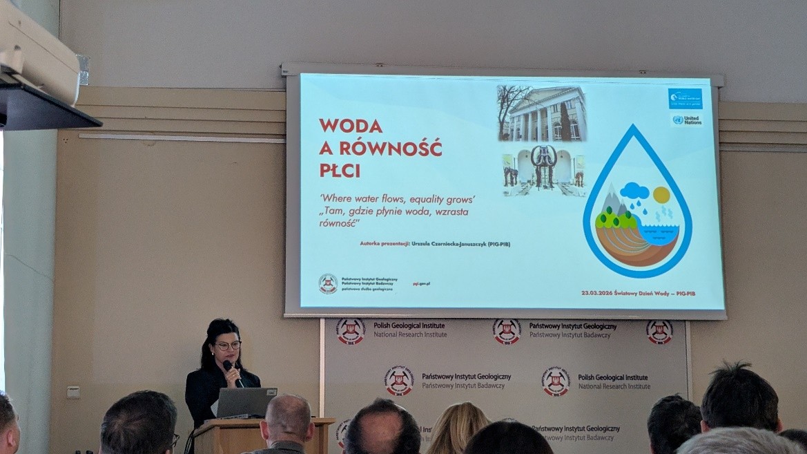 kobieta wygłasza prezentację do mikrofonu 