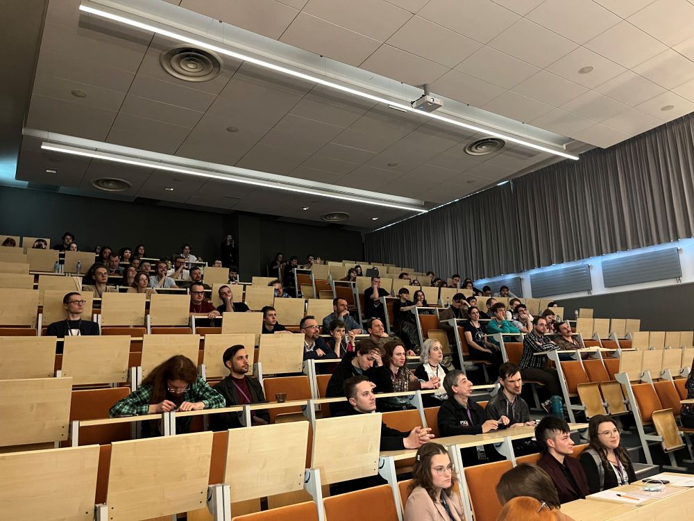 sala konferencyjna wypełniona słuchaczami