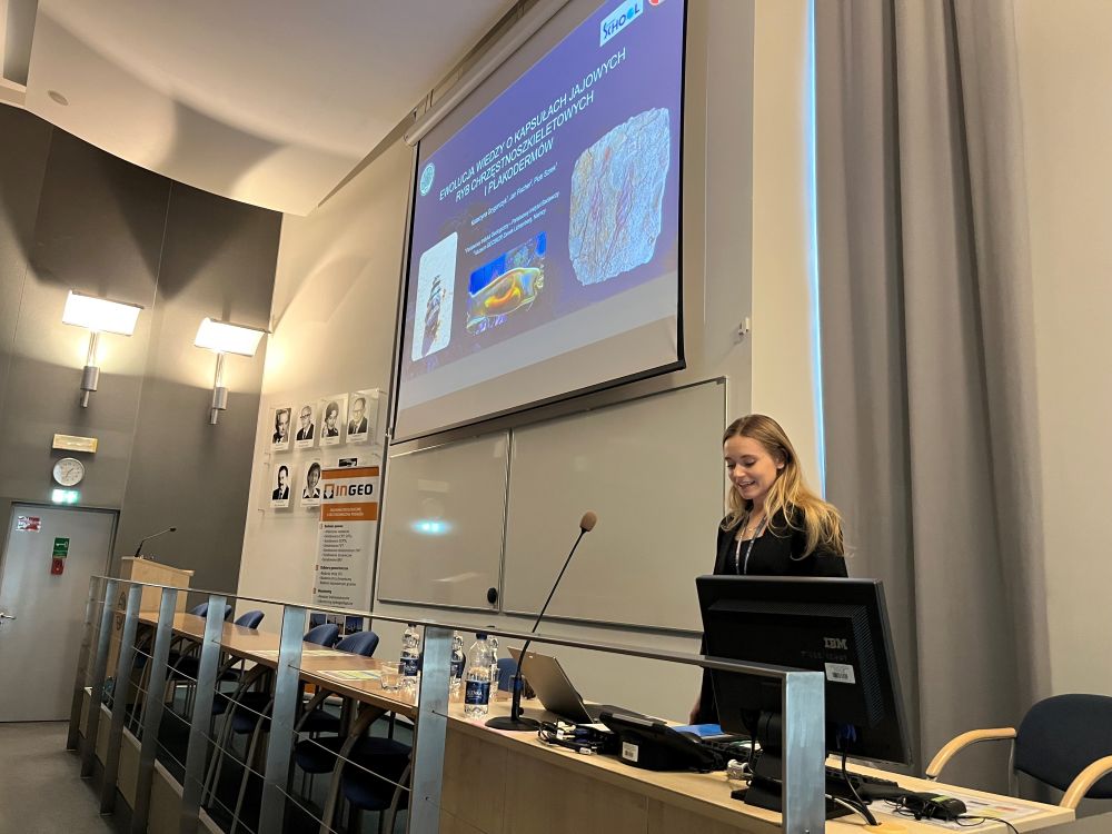 kobieta wygłasza prezentację do mikrofonu 