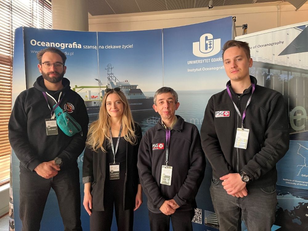 grupa ludzi pozujących do zdjęcia 