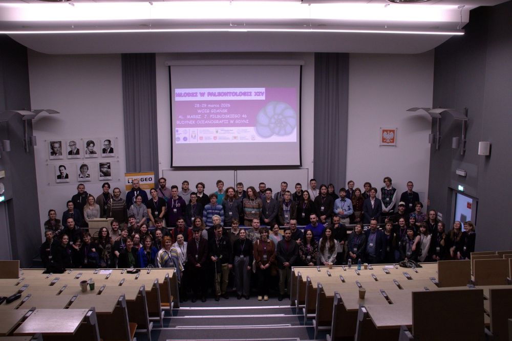 grupa ludzi pozujących do zdjęcia 