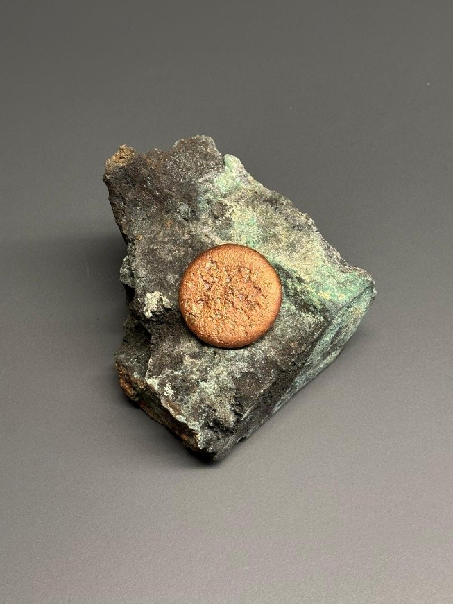 próbka miedzi na tle skały