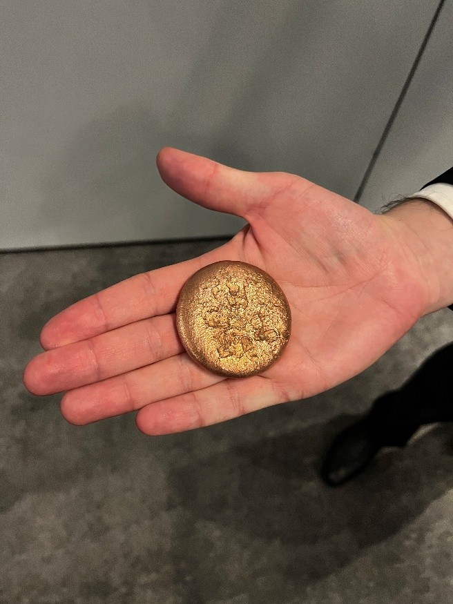 próbka miedzy na otwartej ręce