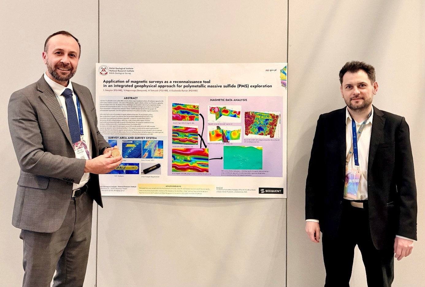 dwóch mężczyzn pozuje na tle posteru