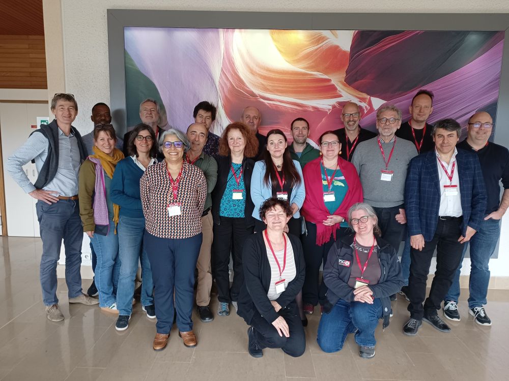 grupa ludzi pozujących do zdjęcia