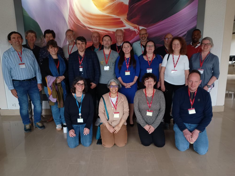 grupa ludzi pozujących do zdjęcia