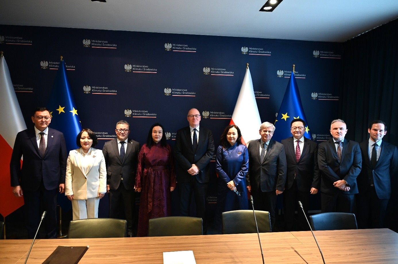 grupa ludzi pozujących do zdjęcia 