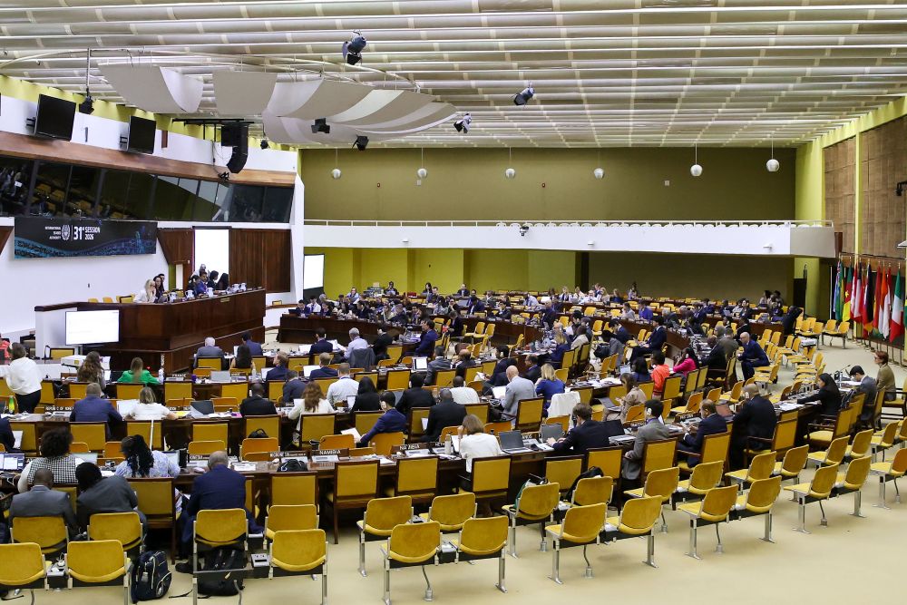 duża sala wypełniona ludźmi