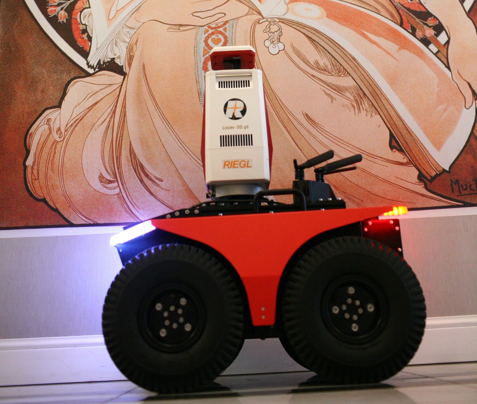 dron lądowy z zamontowanym skanerem laserowym