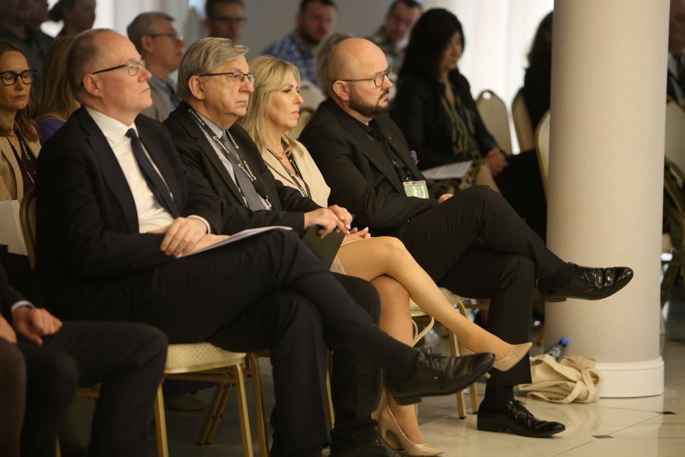 Od lewej siedzą: prof. Krzysztof Galos, GGK, Prof. Krzysztof Szamałek, dyr. PIG-PIB, dr Olimpia Kozłowska, zastępca dyr. ds. państwowej służby geologicznej, dr hab. inż. Artur Dyczko, dyr. Oddziału Górnośląskiego PIG-PIB