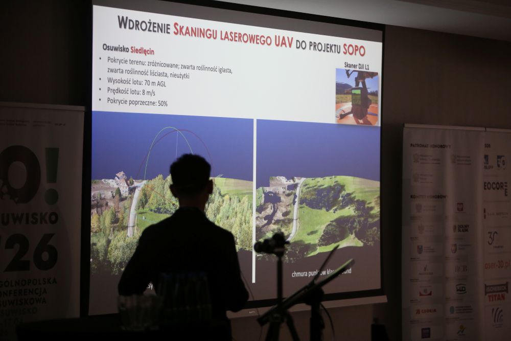 mężczyzna na mównicy przemawia