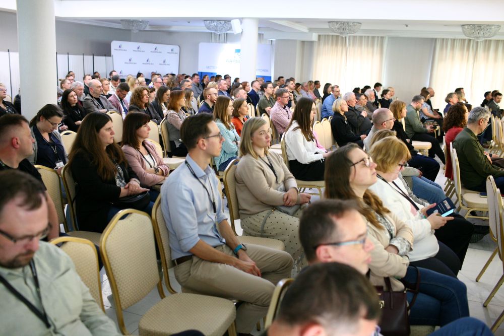 duża sala wypełniona ludźmi