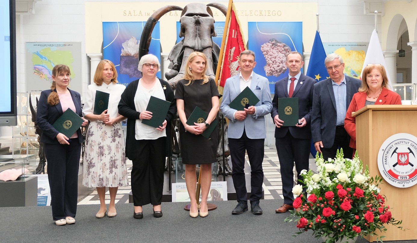 kilka osób pozuje do zdjęcia
