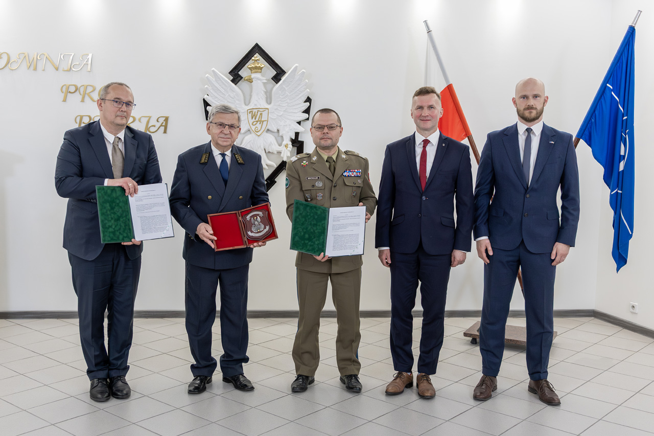 kilku ludzi pozuje do zdjęcia