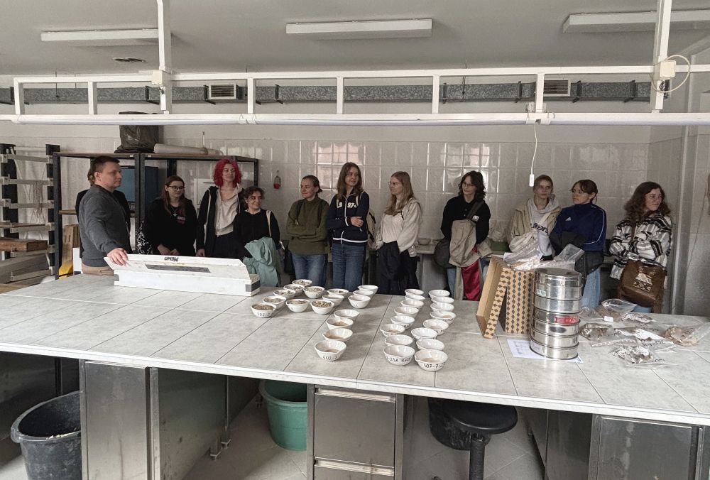 grupa ludzi w laboratorium