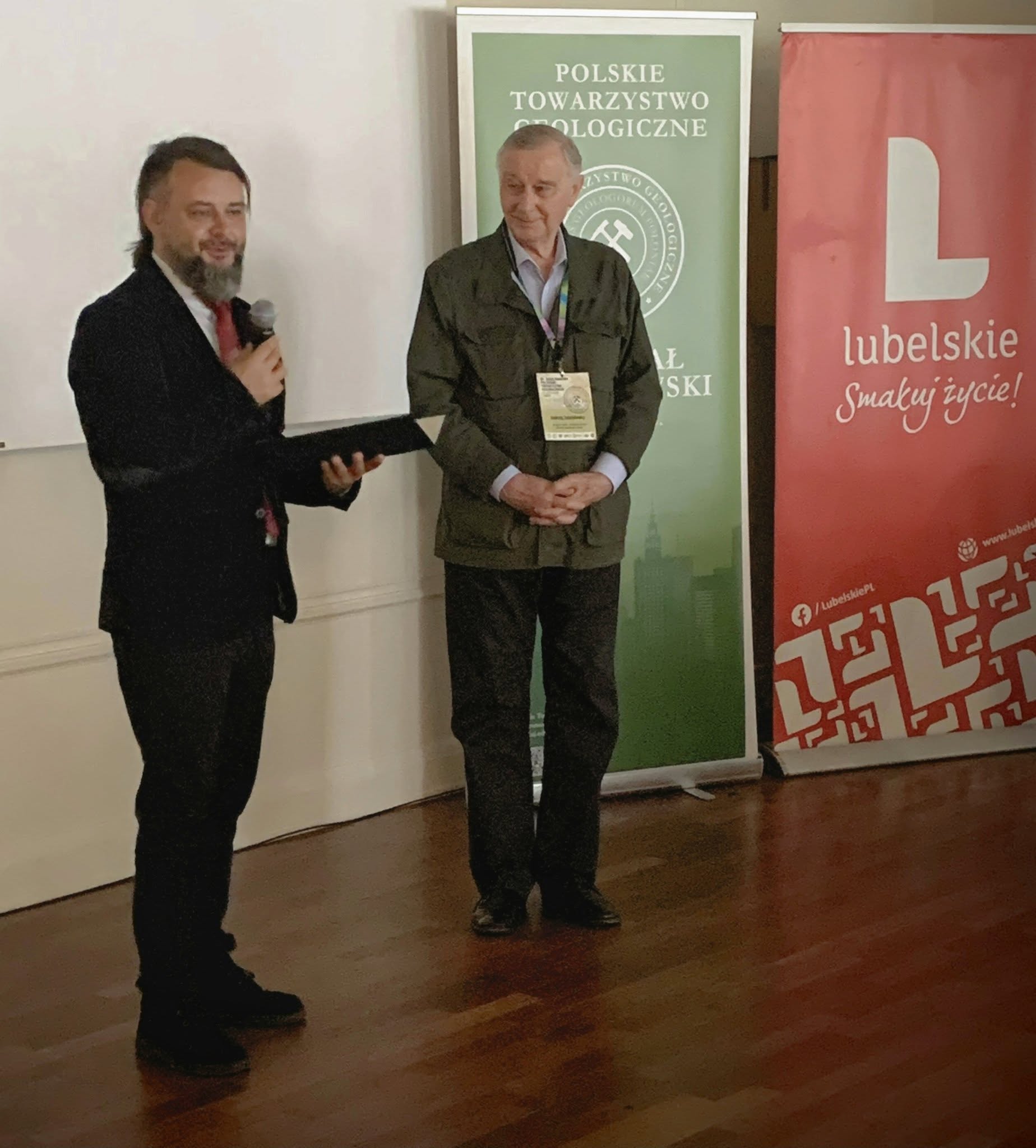 dwóch mężczyzn stoi na scenie