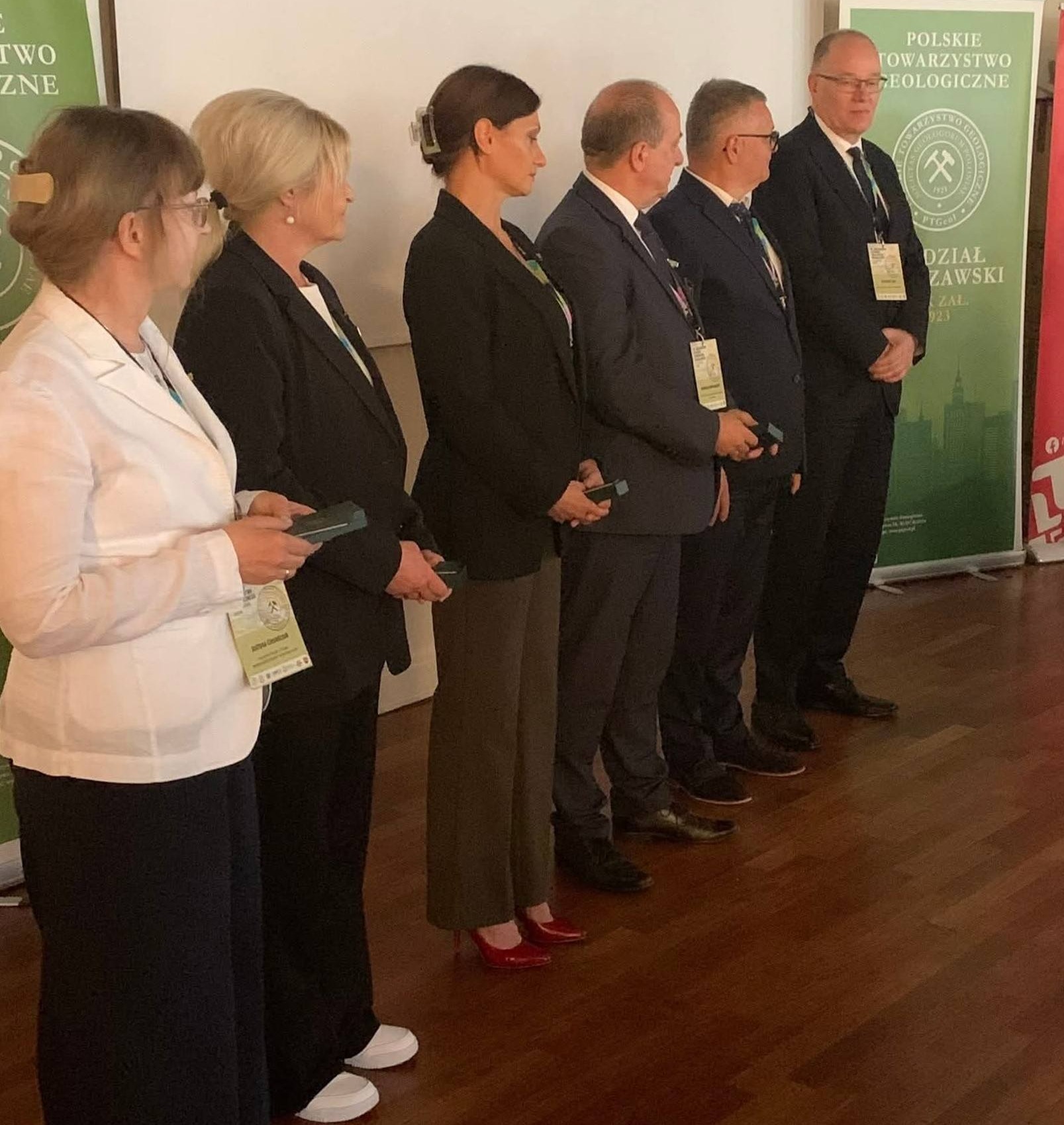 grupa ludzi czeka na odznaczenia