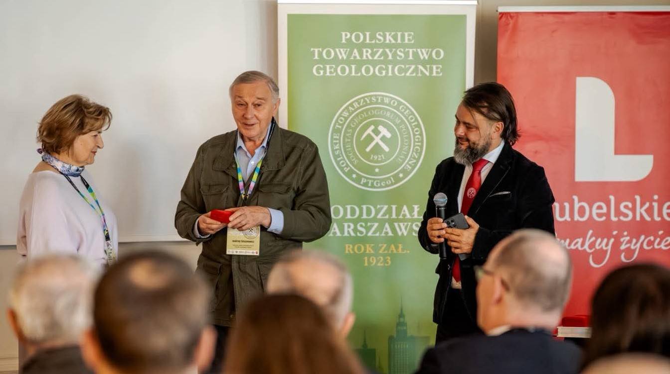 kilka osób pozuje do zdjęcia