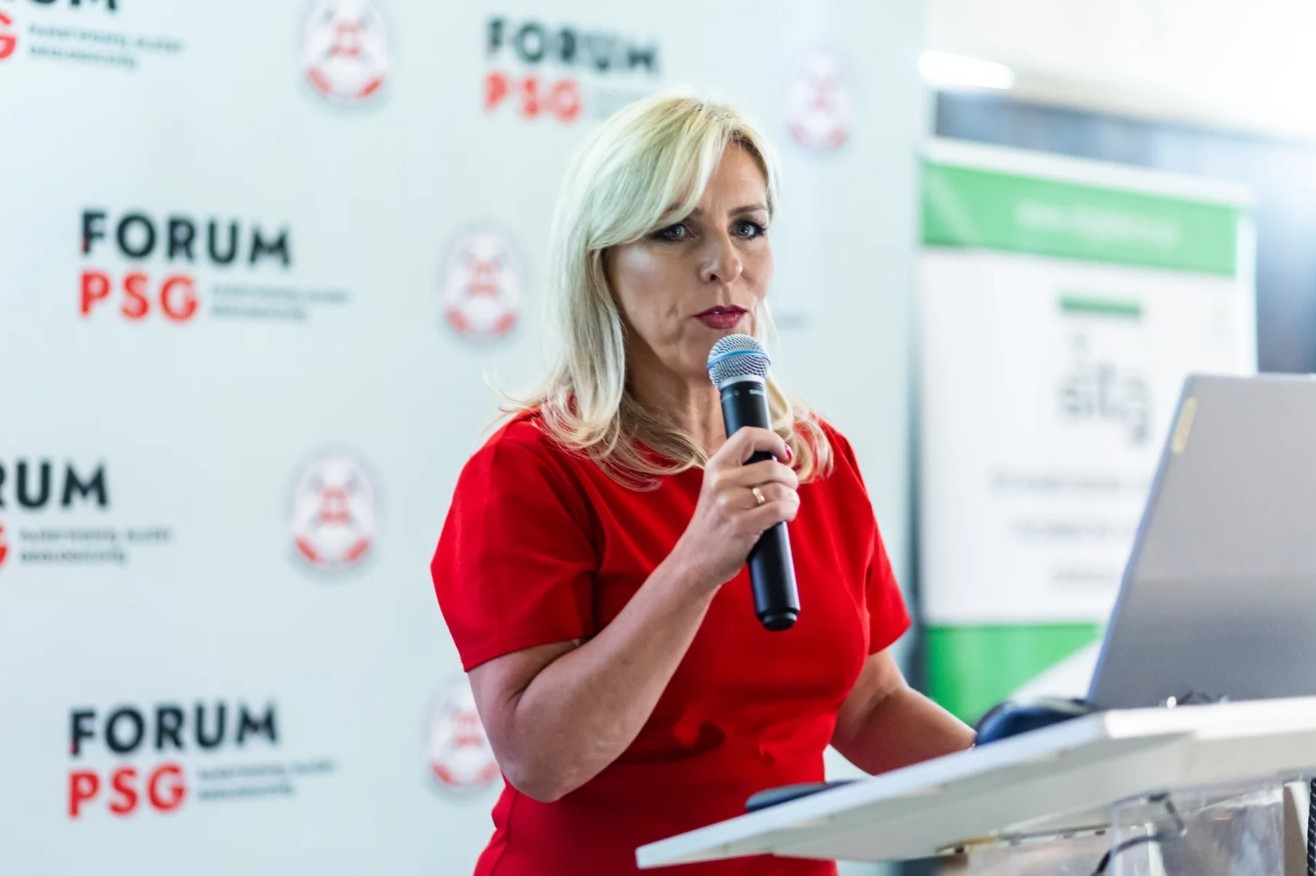kobieta wygłasza prezentację do mikrofonu