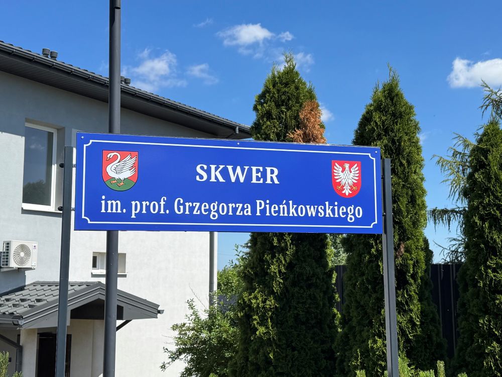 tabliczka z nazwą skweru