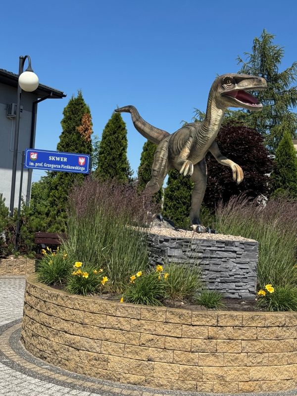 skwer z dinozaurem