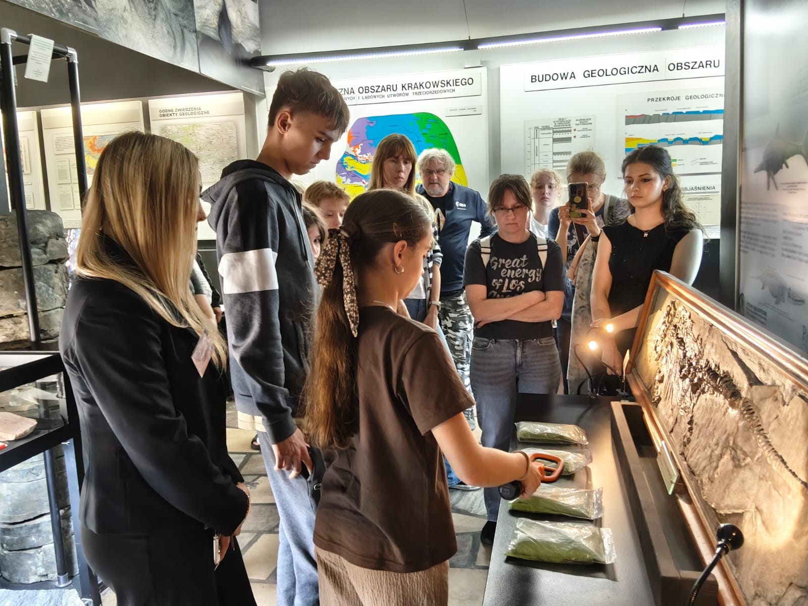 grupa dzieci w laboratorium