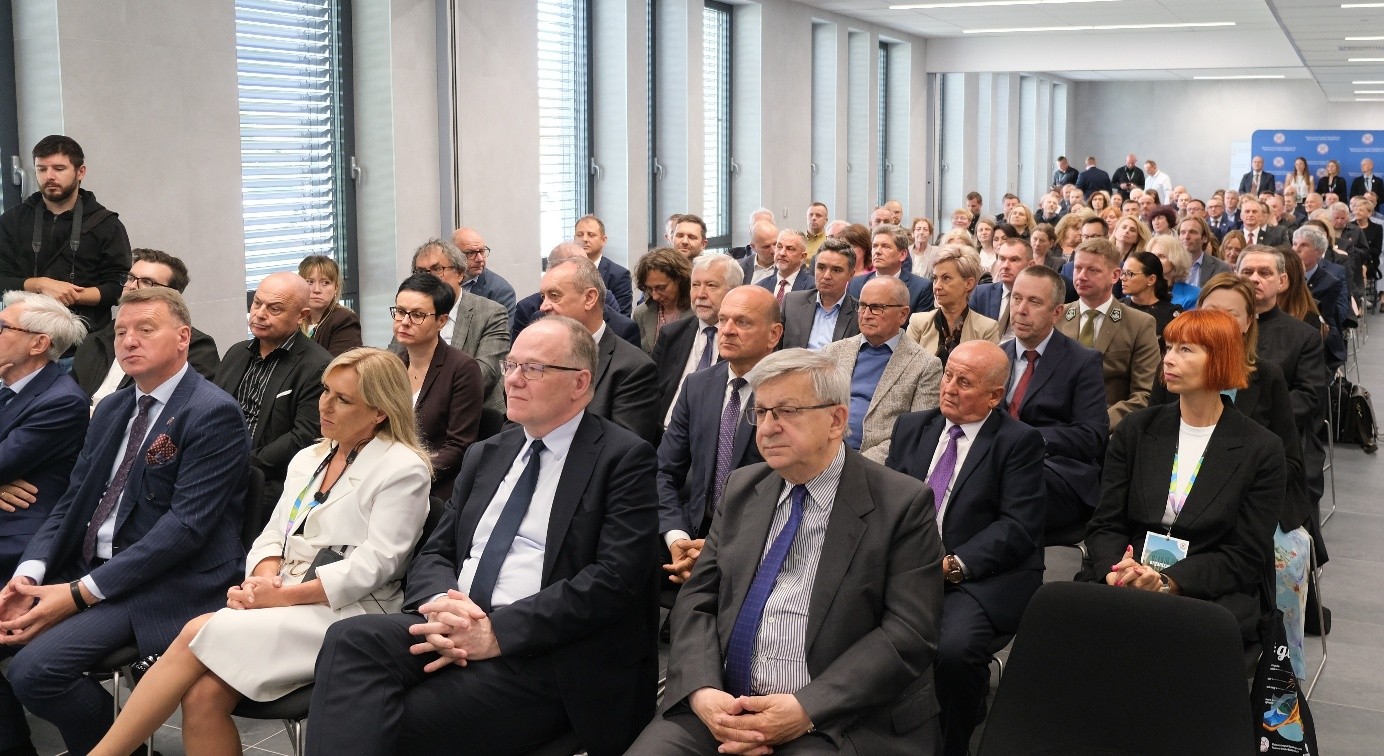 grupa ludzi siedzących na sali