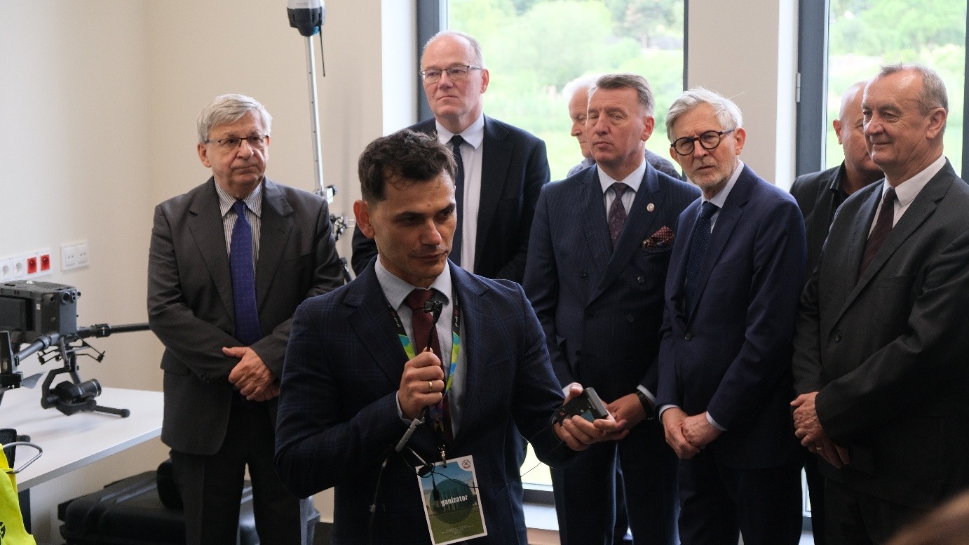kilku mężczyzn słucha wystąpienia jednego mężczyzny