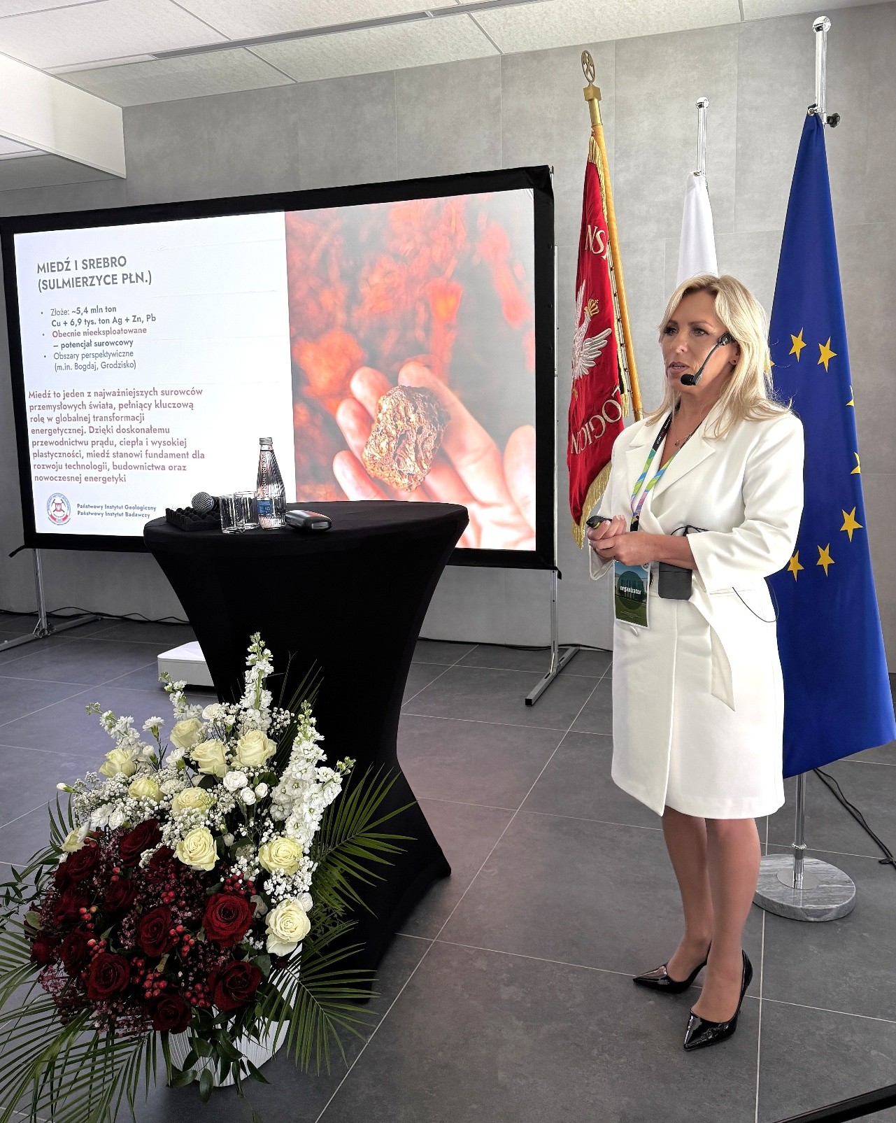 kobieta wygłasza prezentację do mikrofonu 