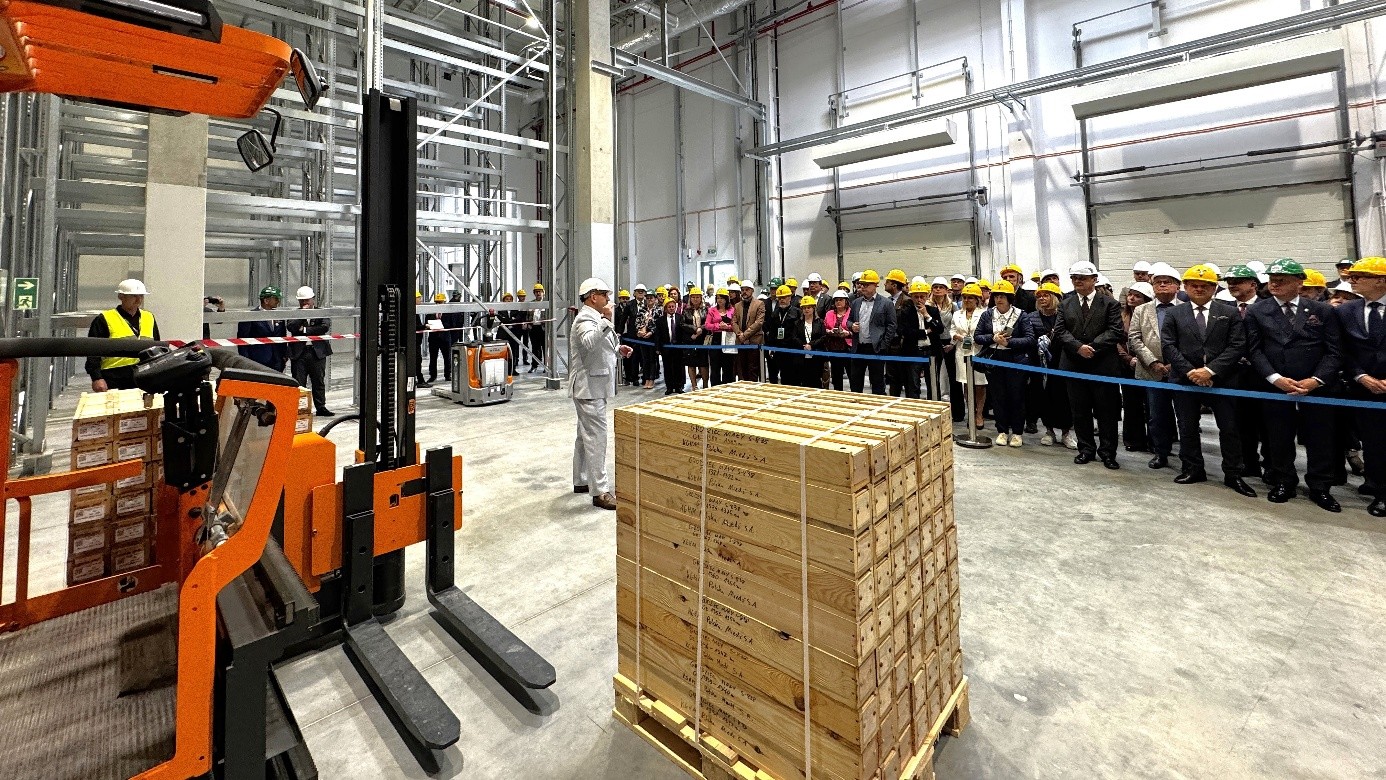 magazyn rdzeni i zgromadzeni goście